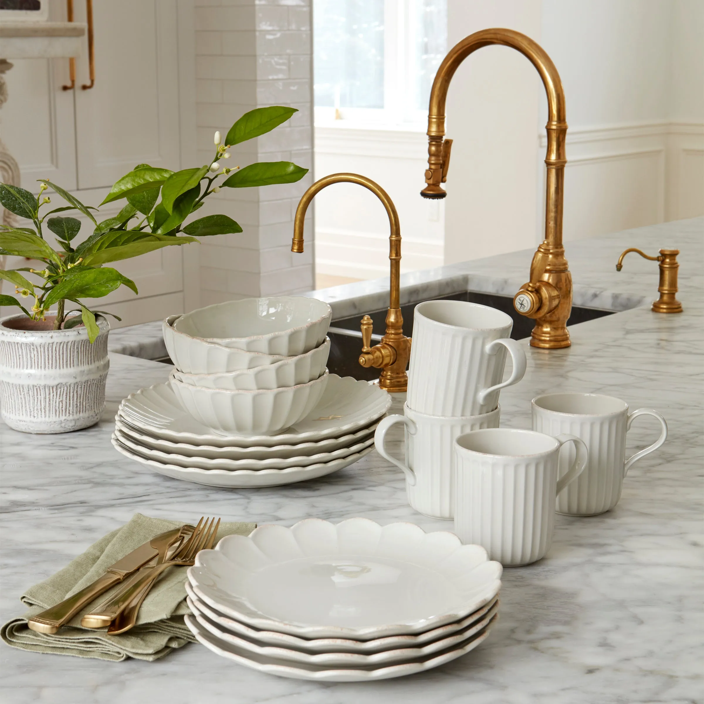 French Perle Scallop 12-Piece Dinnerware Set
