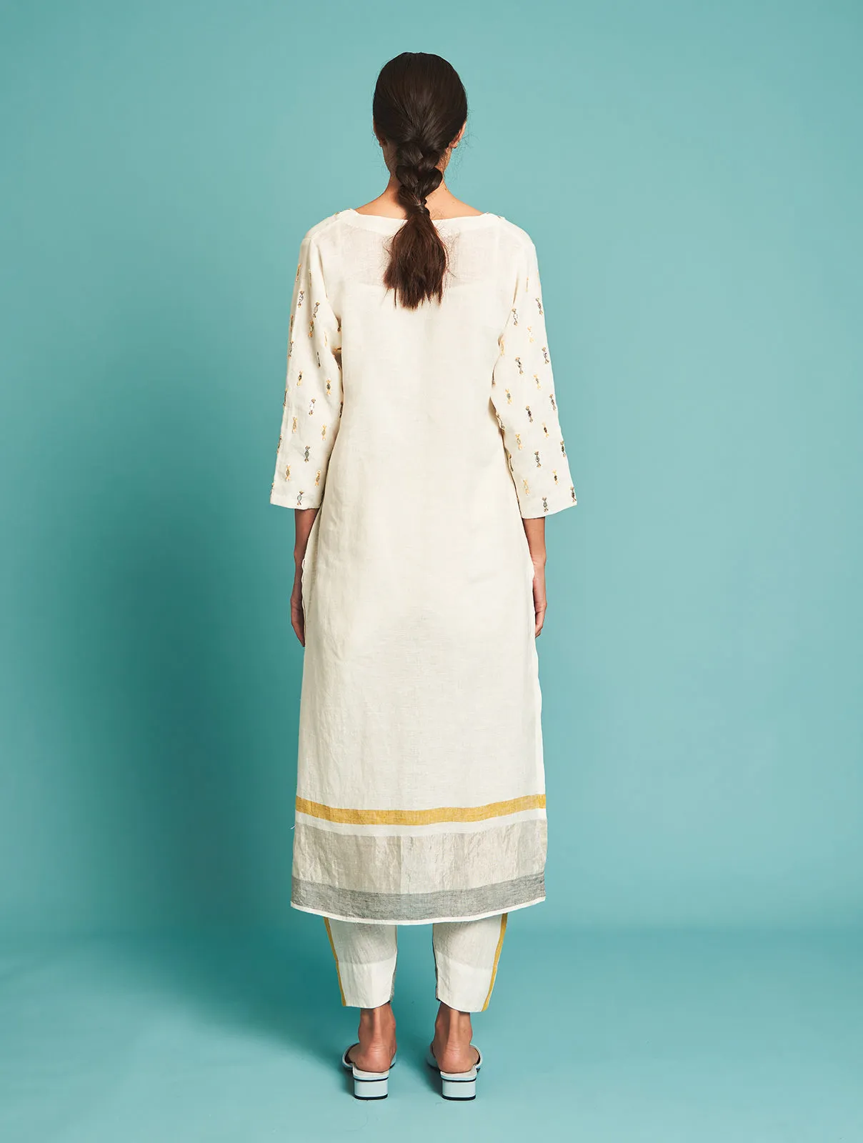 Manan   I   Kiyo Hand-Embroidered Kurta - Ivory   Border Collection