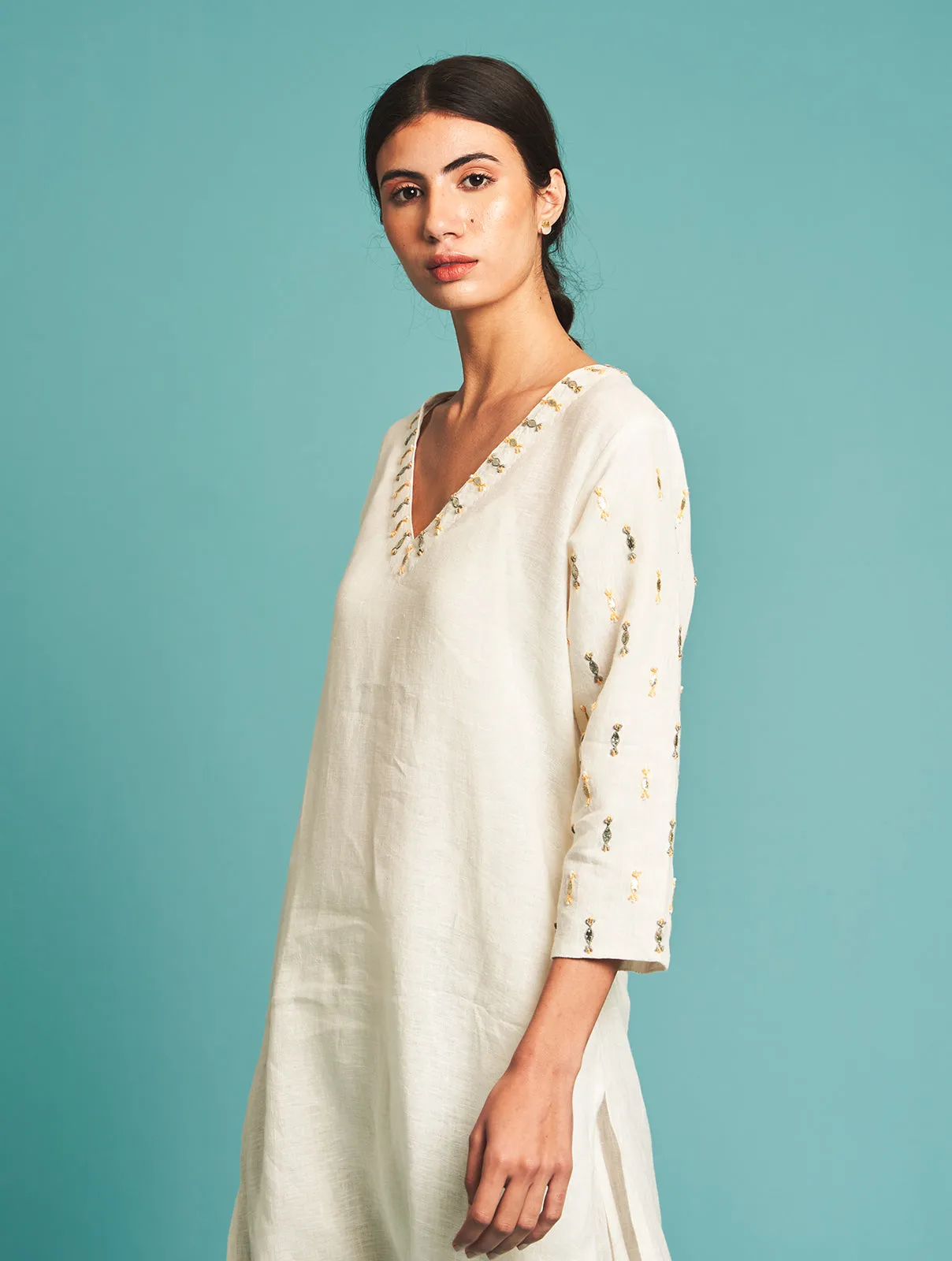 Manan   I   Kiyo Hand-Embroidered Kurta - Ivory   Border Collection