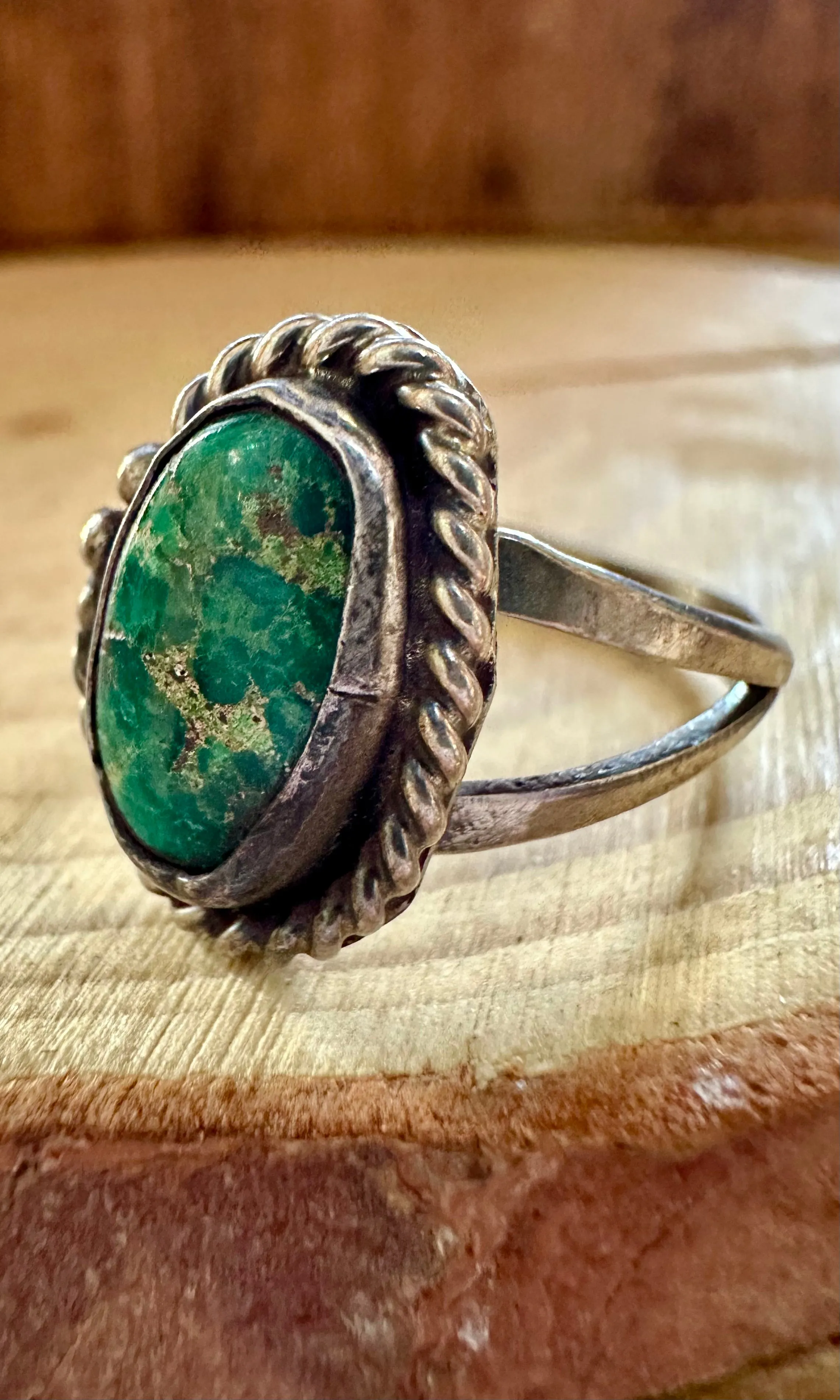 VINTAGE DARLING Silver & Turquoise Ring • Size 8 1/2