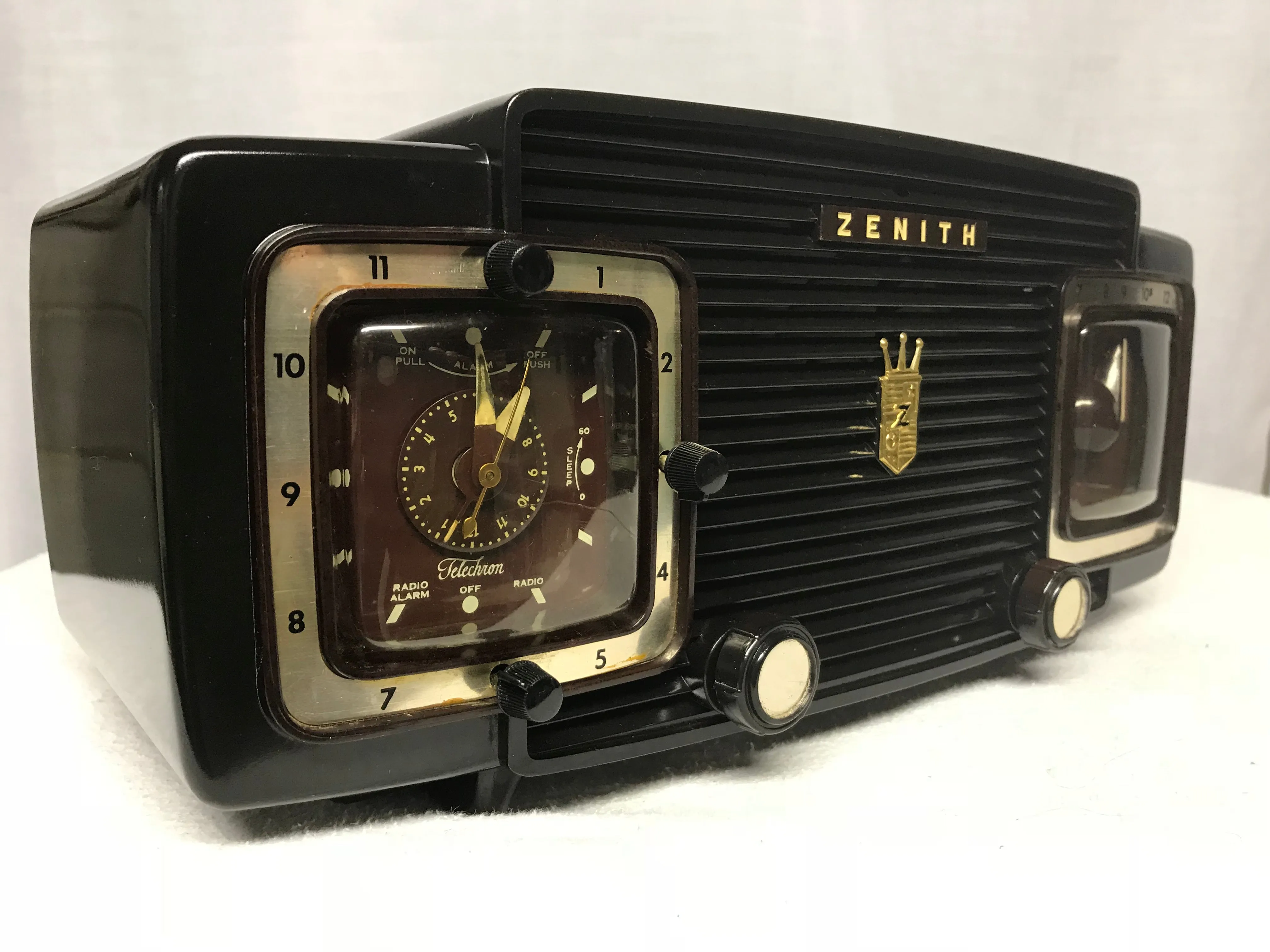 Zenith L520 Tube Clock Radio With Bluetooth Input.