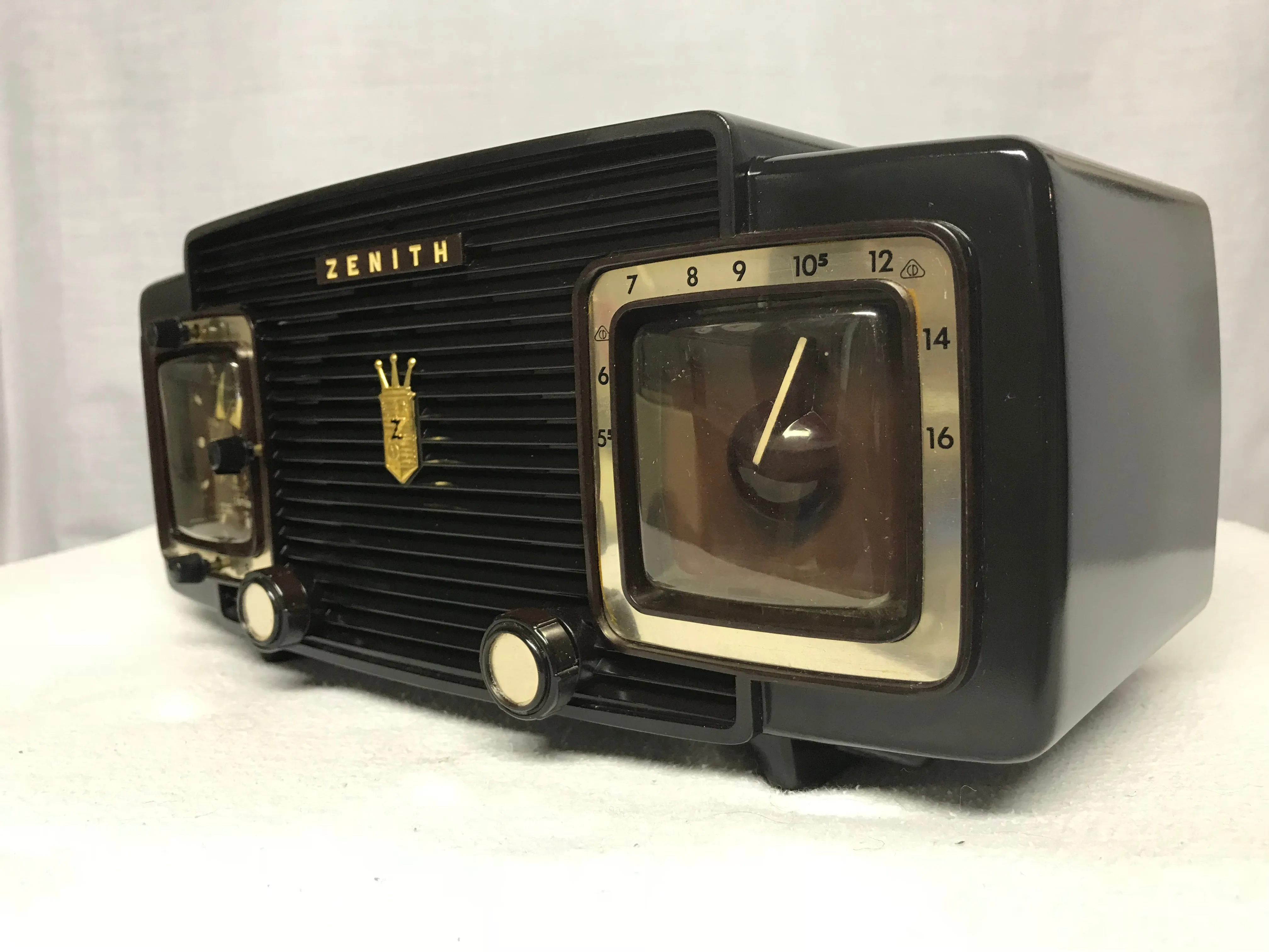Zenith L520 Tube Clock Radio With Bluetooth Input.