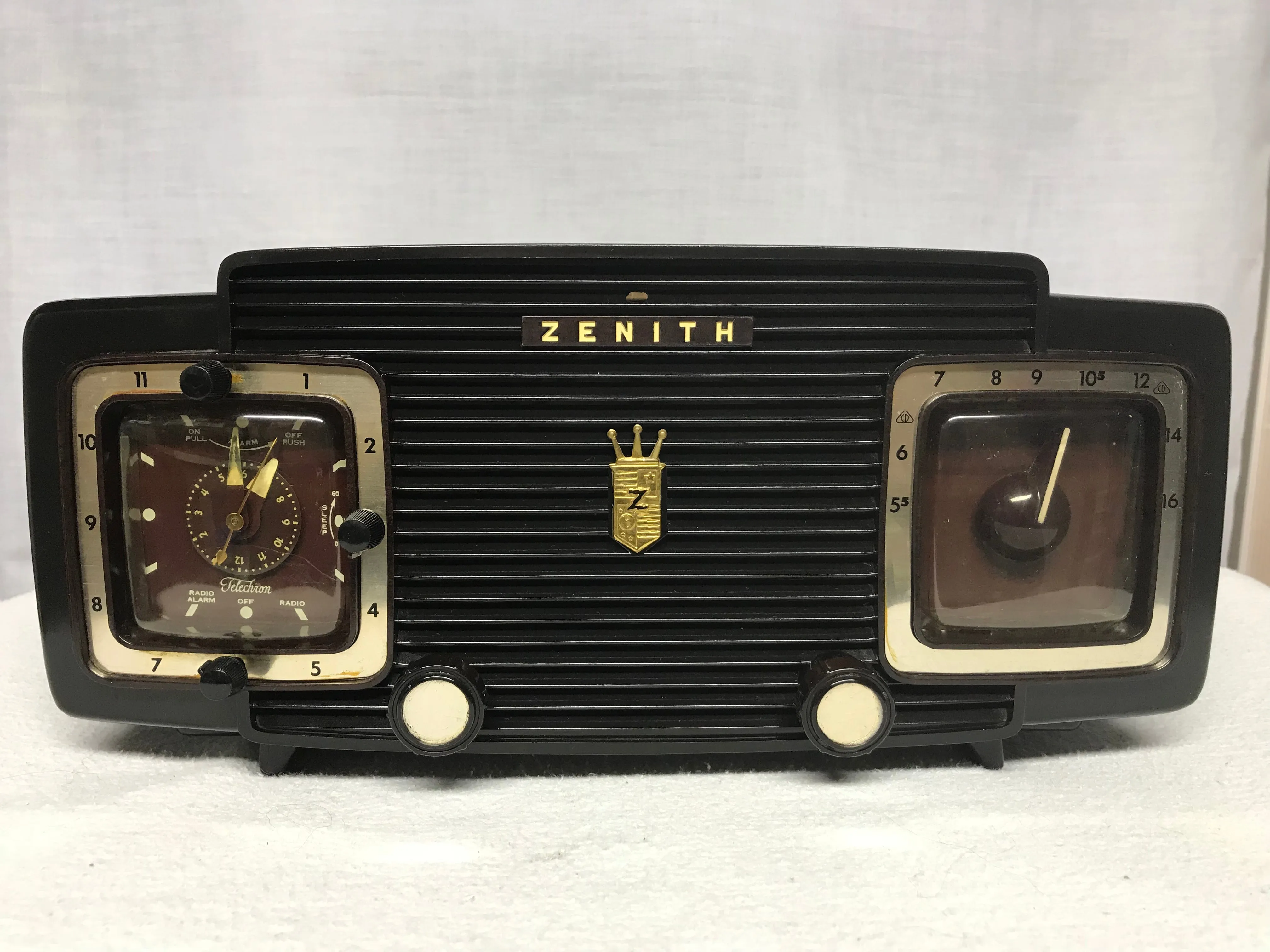 Zenith L520 Tube Clock Radio With Bluetooth Input.