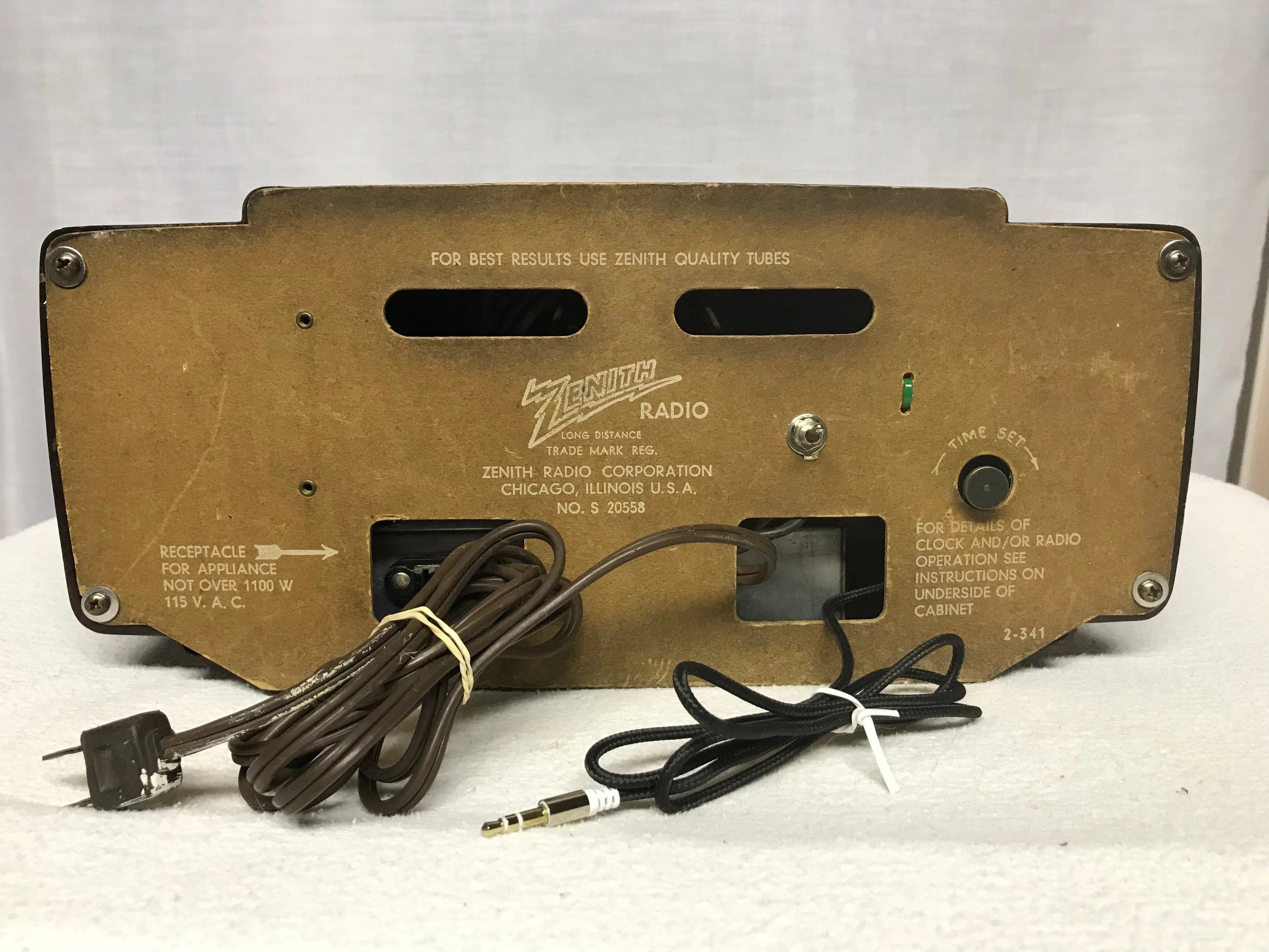 Zenith L520 Tube Clock Radio With Bluetooth Input.